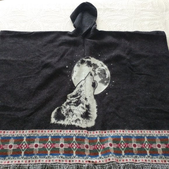 HANDMADE ALPACA WOOL REVERSIBLE HOWLING WOLF  HOODED PONCHO - Picture 2 of 6